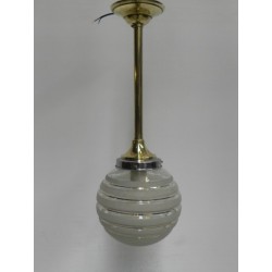 Art Deco hanglamp met glazen bol en messing armatuur