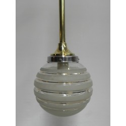 Art Deco hanglamp met glazen bol en messing armatuur