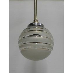 Art Deco hanglamp met glazen bol en messing armatuur