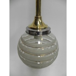 Art Deco hanglamp met glazen bol en messing armatuur