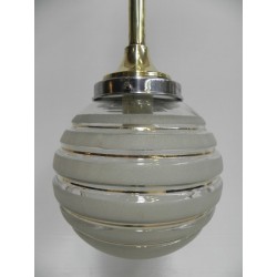 Art Deco hanglamp met glazen bol en messing armatuur