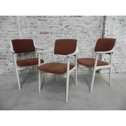 3 vintage stoelen met armleuningen en ribfluwelen bekleding