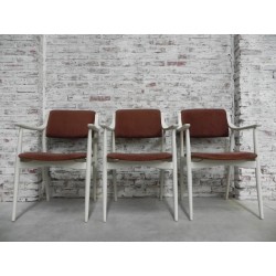 3 vintage stoelen met armleuningen en ribfluwelen bekleding