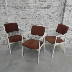 3 vintage stoelen met armleuningen en ribfluwelen bekleding