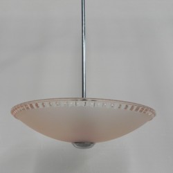 Art Deco hanglamp met roze glazen schaal aan verchroomde pendel
