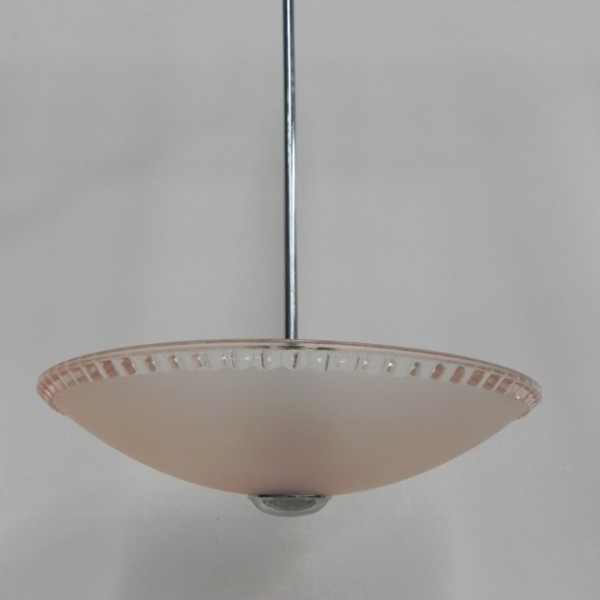Art Deco hanglamp met roze glazen schaal aan verchroomde pendel Art Deco hanglamp met roze glazen schaal aan verchroomde pendel