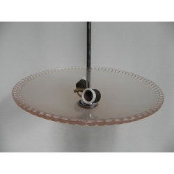 Art Deco hanglamp met roze glazen schaal aan verchroomde pendel