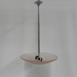 Art Deco hanglamp met roze glazen schaal aan verchroomde pendel