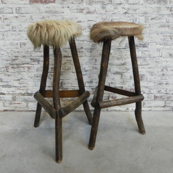 TILT vintage design: 2 vintage barkrukken met koeienhuid 2 vintage bar stools cowhide