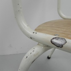 Set van 4 stapelbare schoolstoelen zithoogte 43 cm, jaren 60 detail