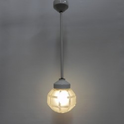 Art Deco hanglamp met achthoekige matglazen kap, jaren 30 brandend
