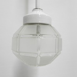 Art Deco hanglamp met achthoekige matglazen kap, jaren 30 detail bol