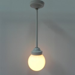 Art Deco hanglamp met witte glazen bol, jaren 30 brandend