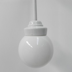 Art Deco hanglamp met witte glazen bol, jaren 30 detail