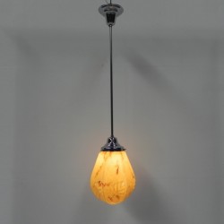 Art Deco hanglamp met gemarmerde 6 hoekige kap, jaren 30 brandend