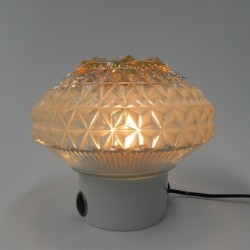 Vintage plafondlamp met glazen kap, jaren 60 brandend
