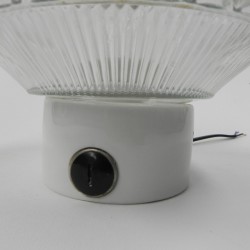 Vintage plafondlamp met glazen kap, jaren 60 detail