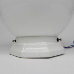 Art Deco plafondlamp met ronde glazen bol en porseleinen armatuur, jaren 30 detail