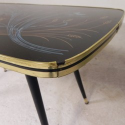 Vintage salontafel met glazen blad en schuine poten, jaren 50 detail 2