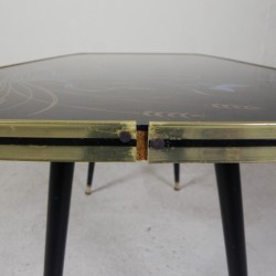 Vintage salontafel met glazen blad en schuine poten, jaren 50 detail