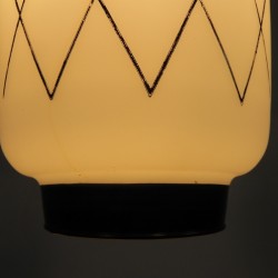 Vintage hanglamp met opaline kap met zwarte decoratie, jaren 50 detail