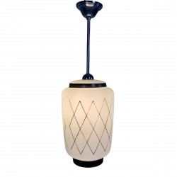 Vintage hanglamp met opaline kap met zwarte decoratie, jaren 50 brandend
