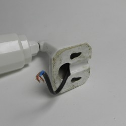 Porseleinen wandlamp met opaline kap, jaren 30 detail ophanging