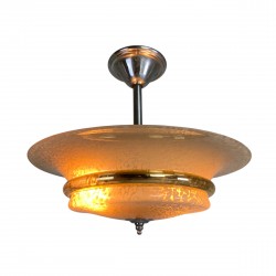 Art Deco hanglamp met glazen schaal van gewolkt glas met een gouden band, jaren 30 brandend