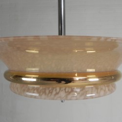 Art Deco hanglamp met glazen schaal van gewolkt glas met een gouden band, jaren 30 detail