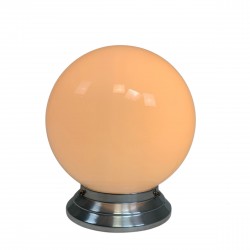 Art Deco plafondlamp met ronde glazen bol, jaren 30 brandend