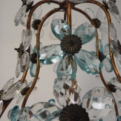 Pendant lamp decorated with 42 flowers in blue and clear crystal, Maison Bagues style, 1930s detail